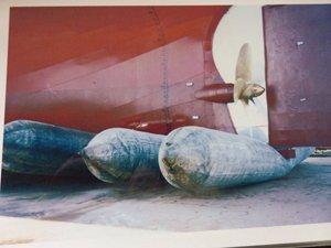 Marine ship launching airbags made of natural rubber according to ISO14409