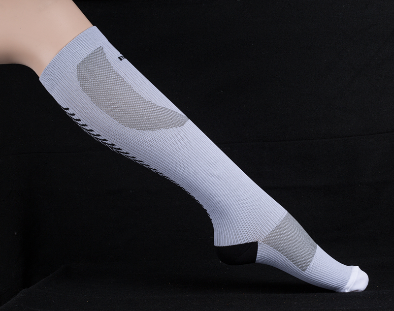 Anti-fatigue travelling compression sock with magnets
