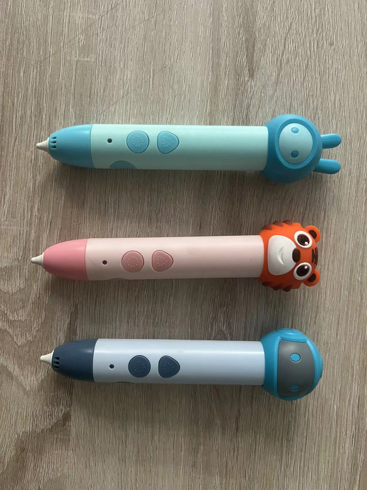 Children use 3D printing pens to make various modeling items by hand